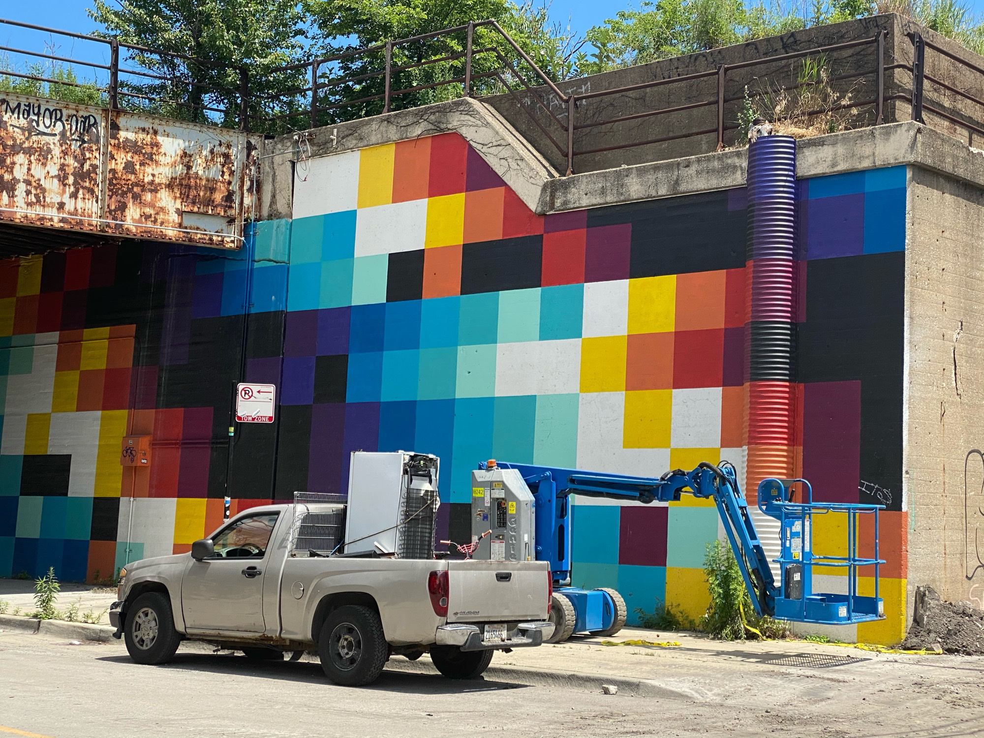mural in Chicago by artist Felipe Pantone.