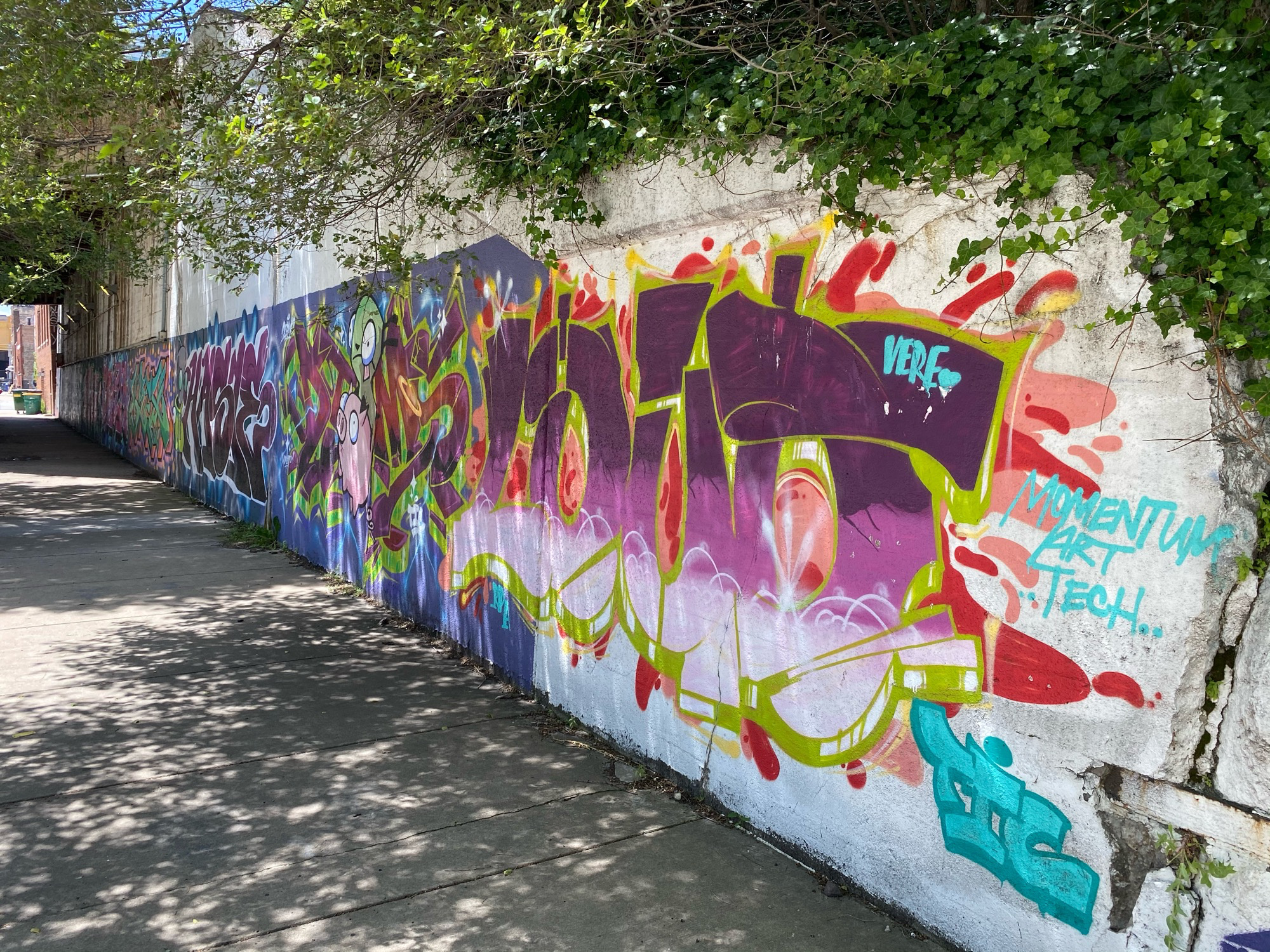 mural in Chicago by artist unknown.