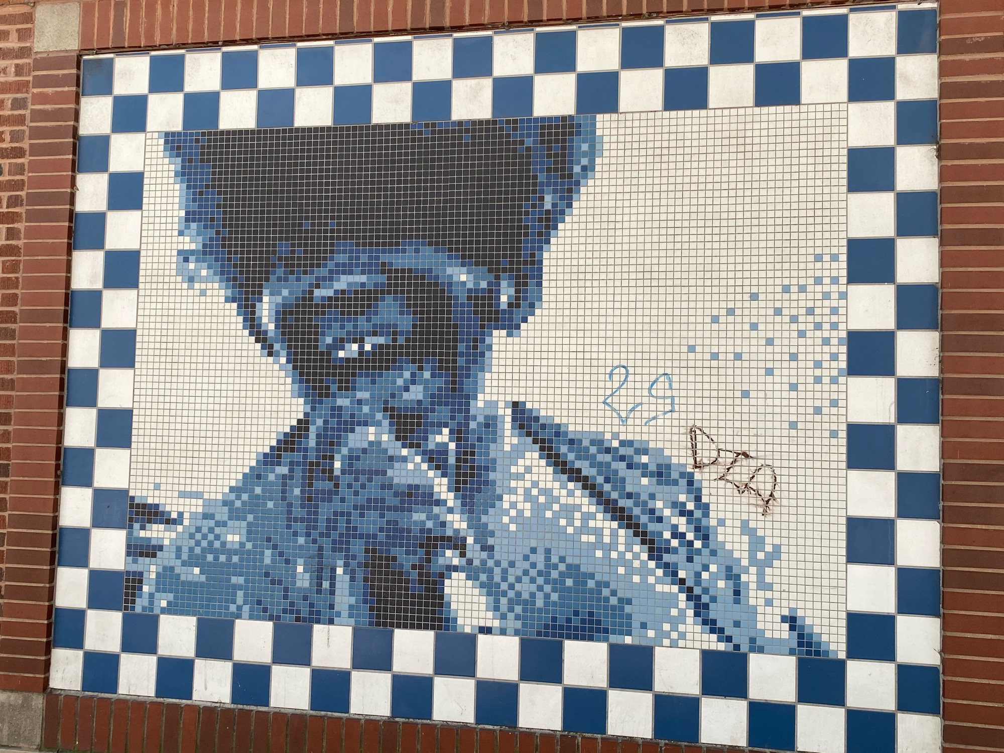 mural in Chicago by artist unknown.