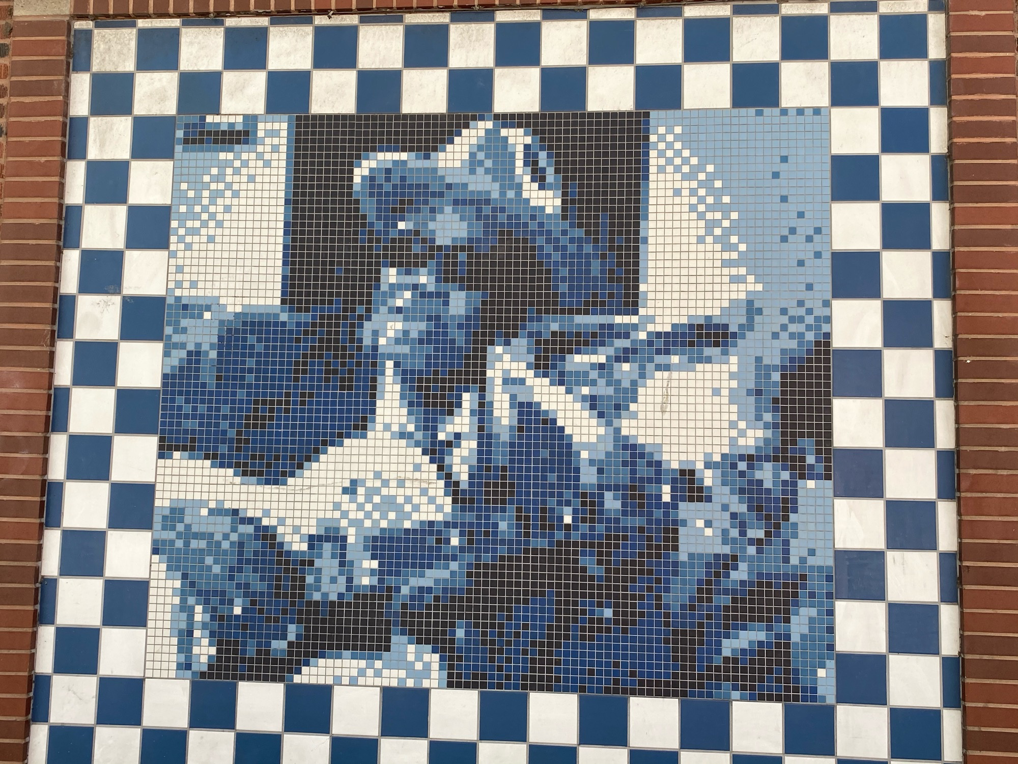 mural in Chicago by artist unknown.