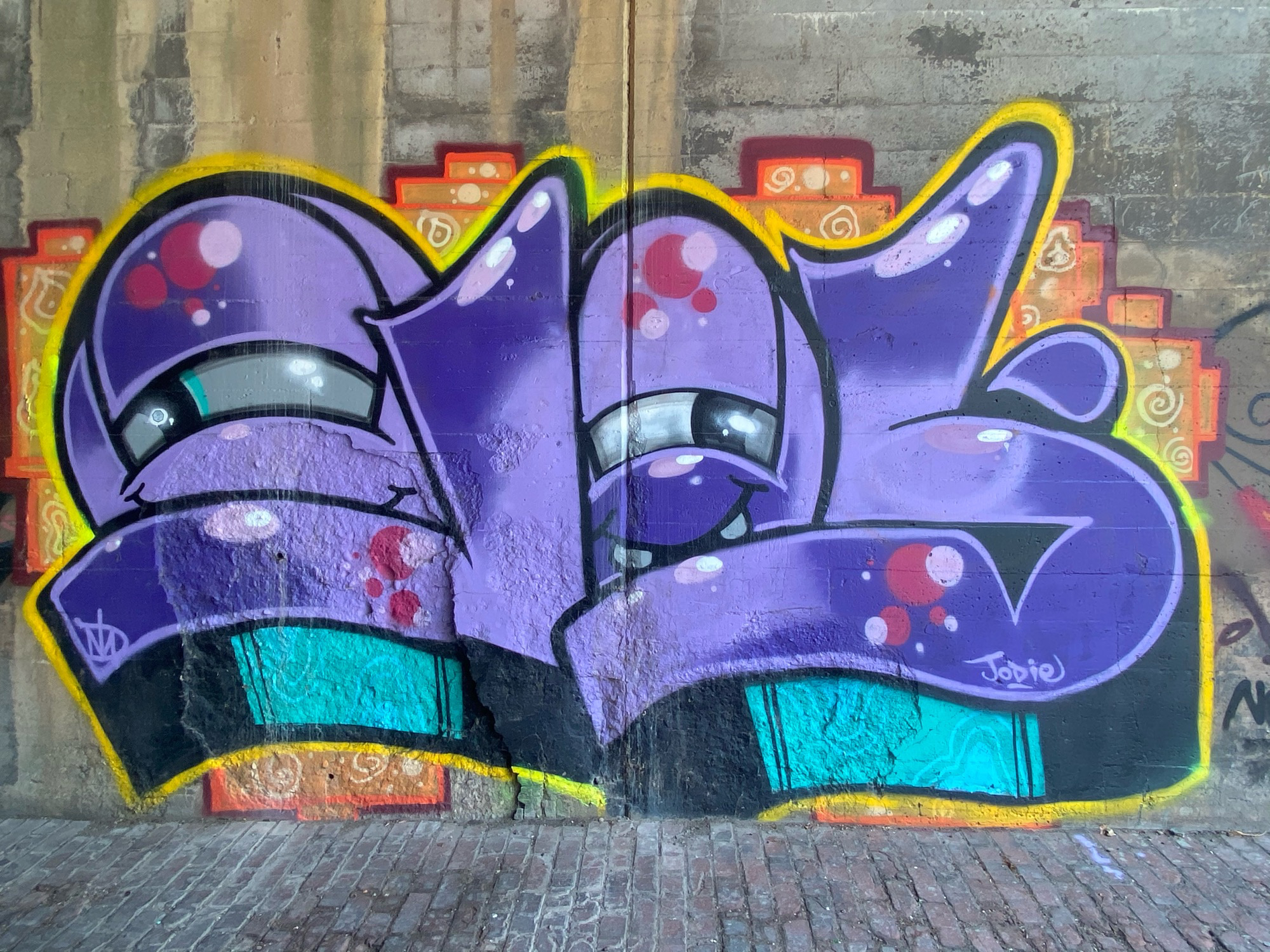 mural in Chicago by artist unknown.