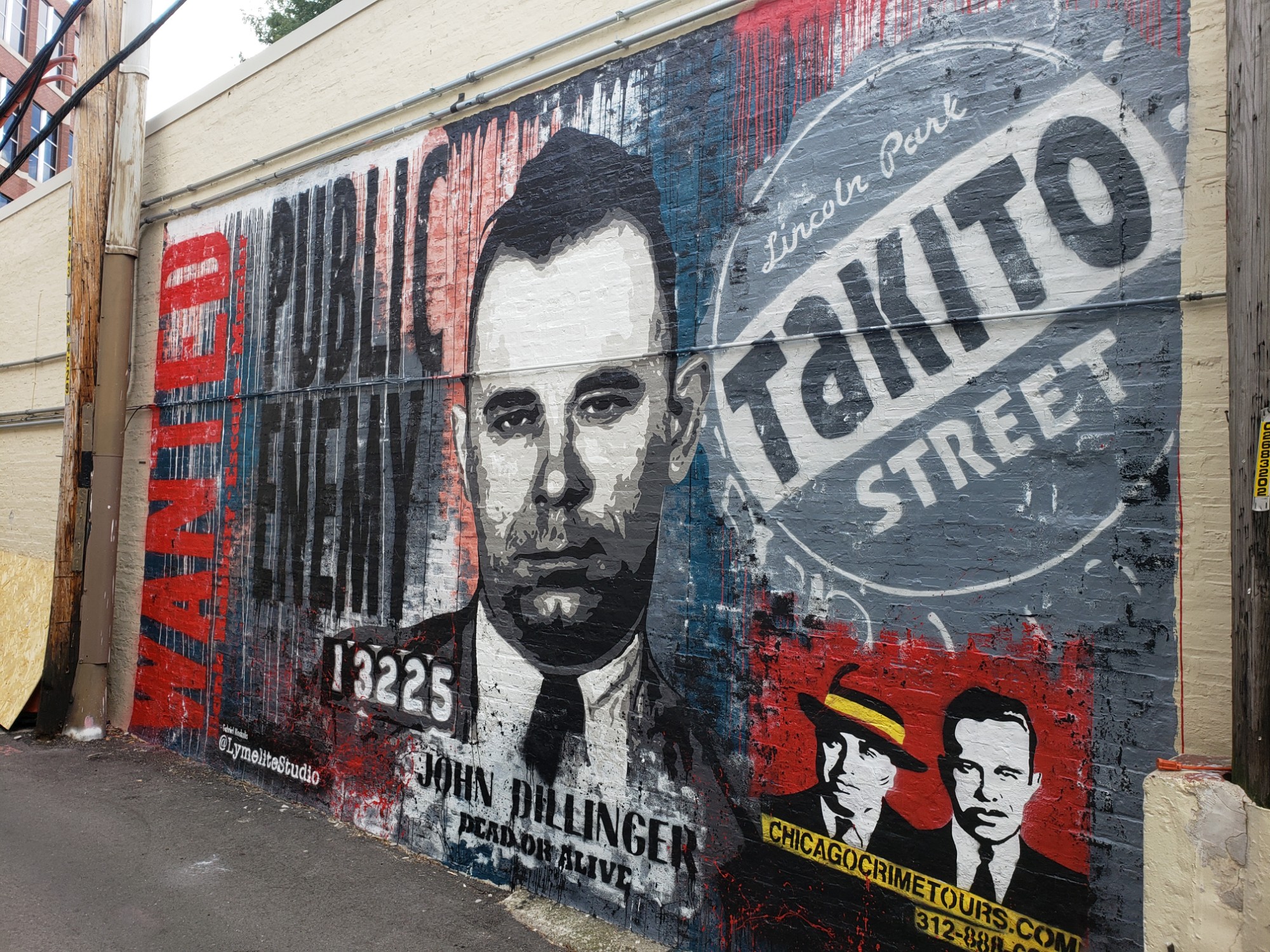 mural in Chicago by artist unknown.