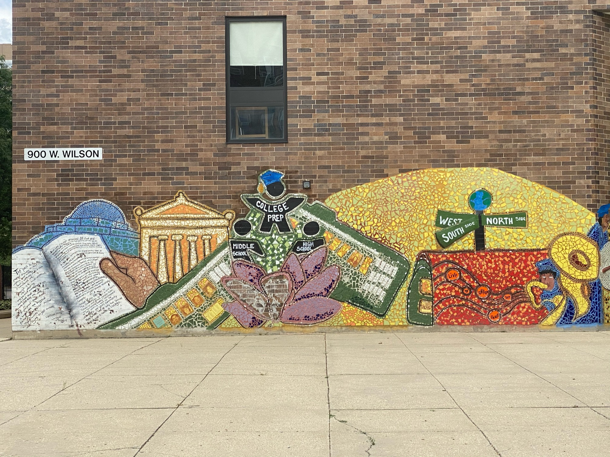 mural in Chicago by artist unknown.