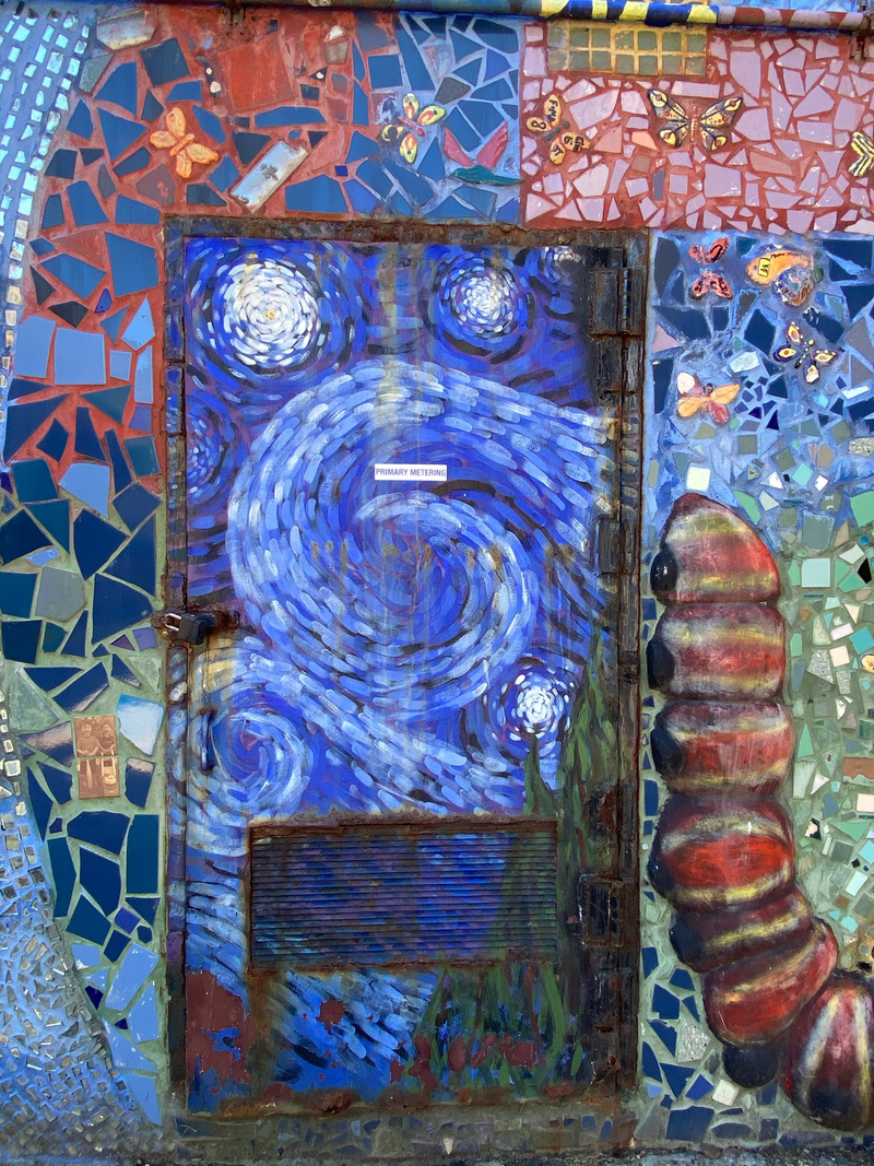 mural in Chicago by artist unknown.