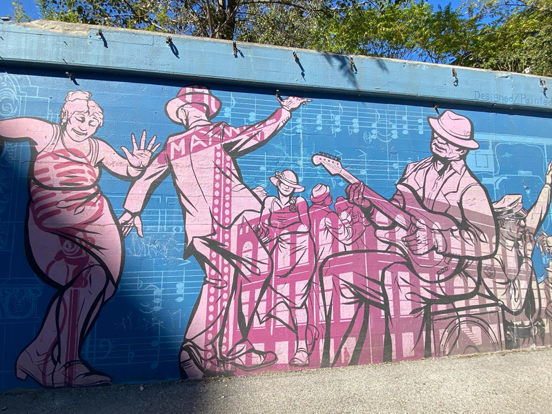 mural in Chicago by artist unknown.