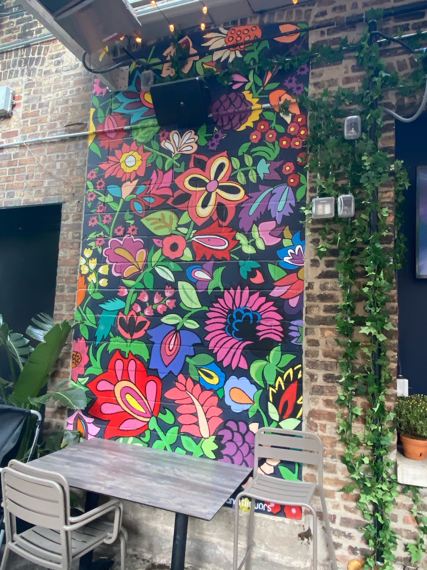 mural in Chicago by artist Brett Whitacre.