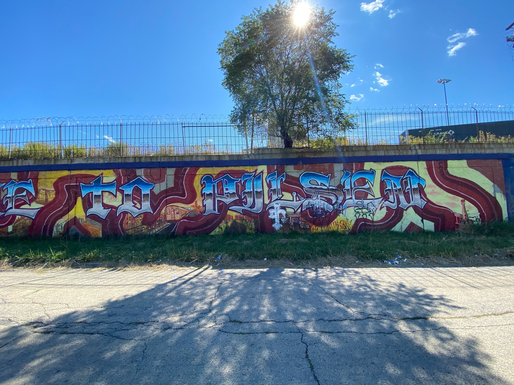 mural in Chicago by artist unknown.
