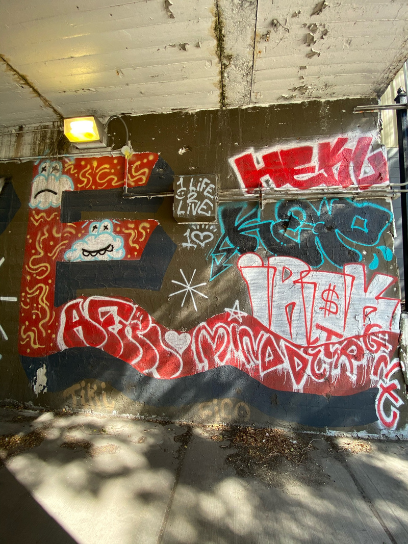 mural in Chicago by artist unknown.