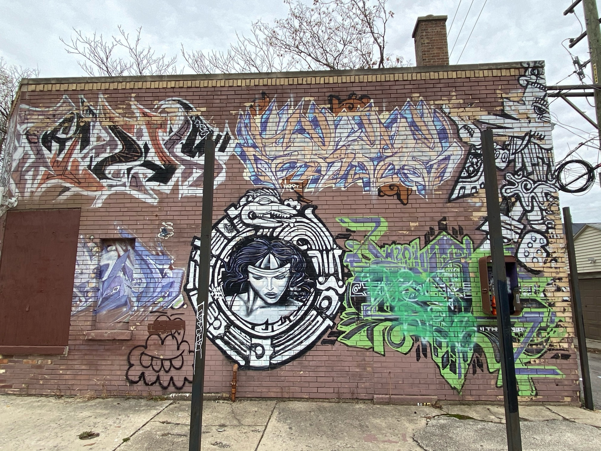 mural in Chicago by artist unknown.
