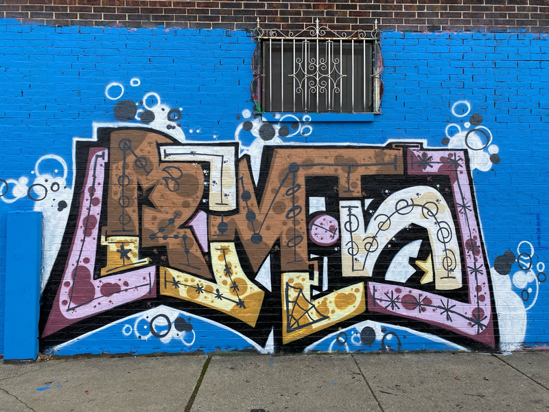 mural in Chicago by artist unknown.