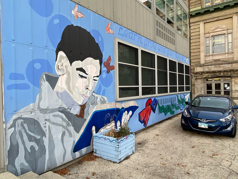 mural in Chicago by artist unknown.