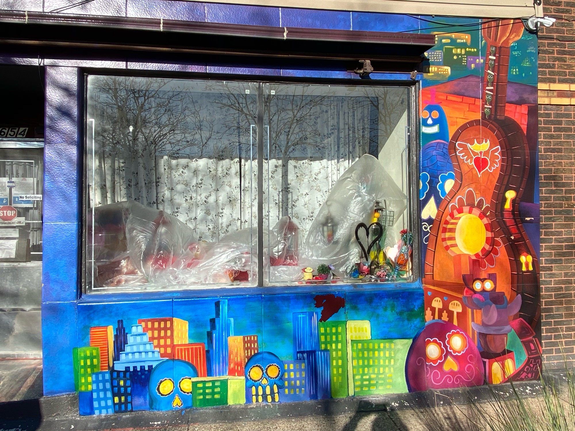 mural in Chicago by artist unknown.