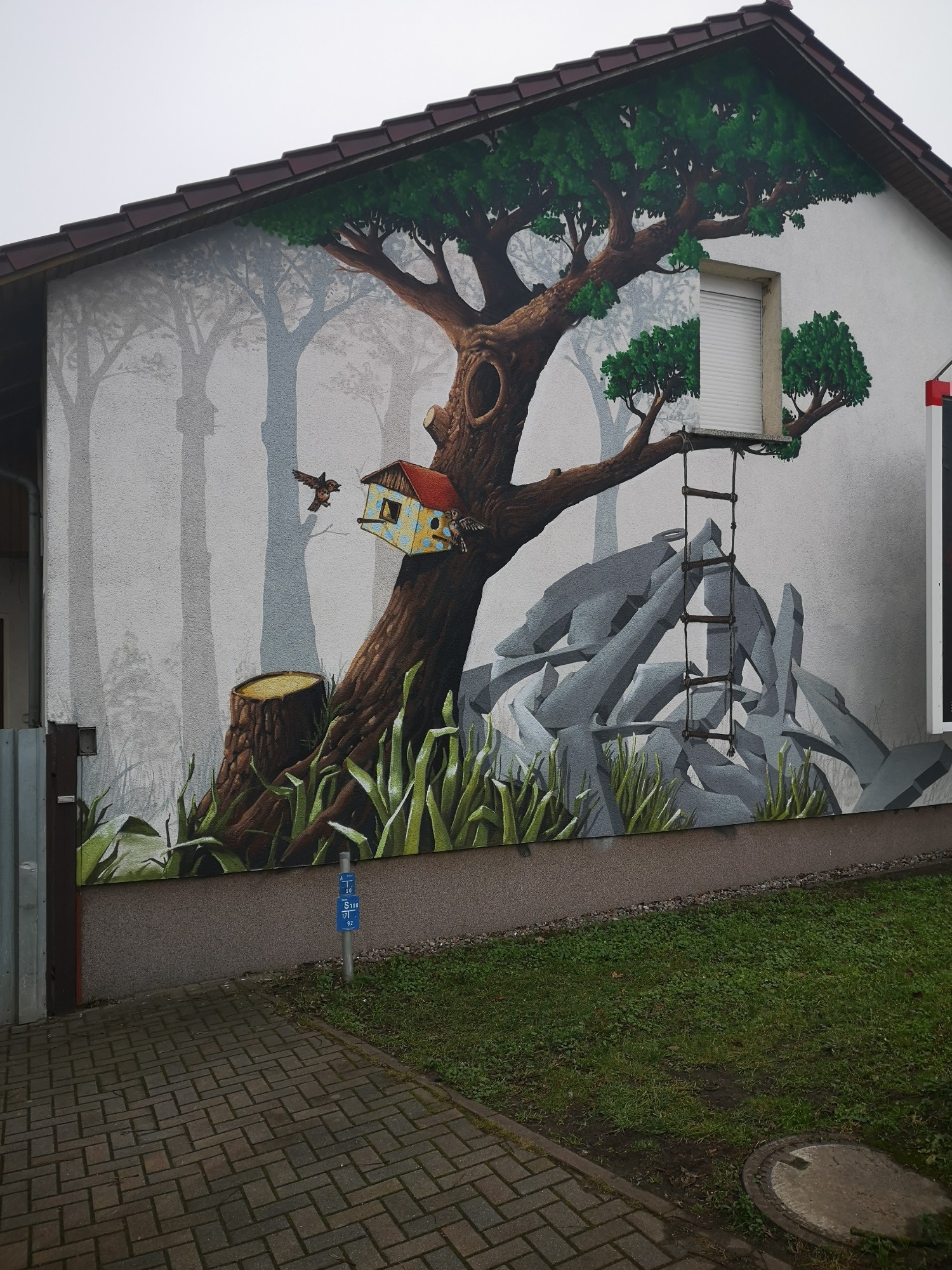 mural in Ahrensfelde by artist unknown.