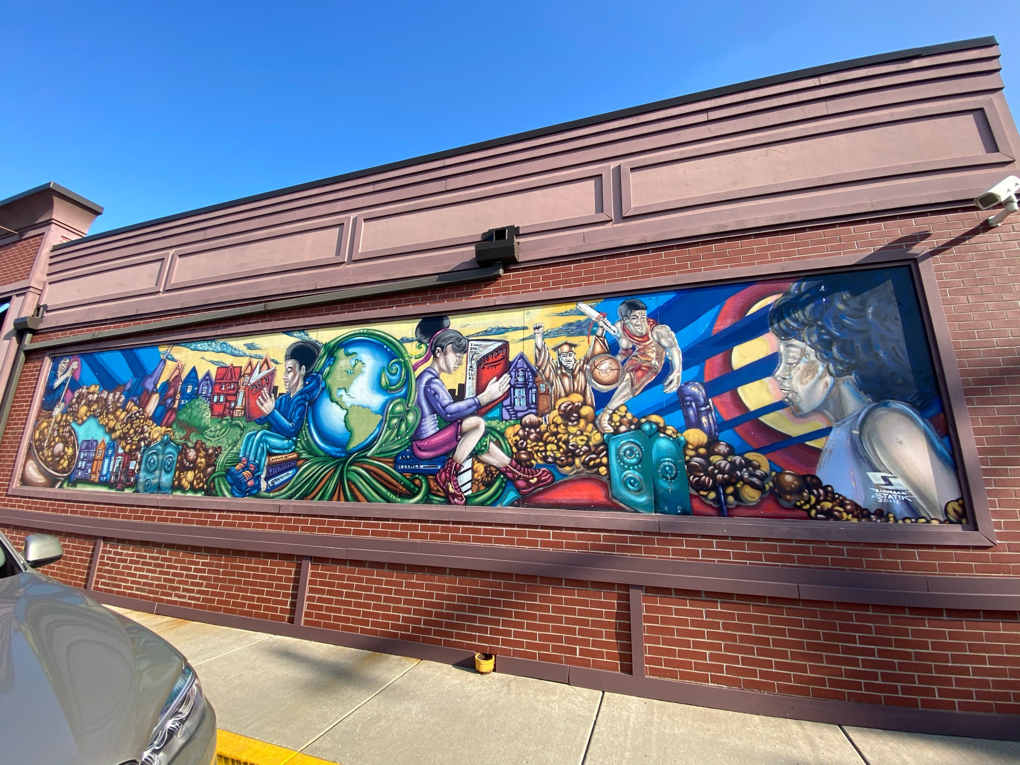 mural in Chicago by artist unknown.