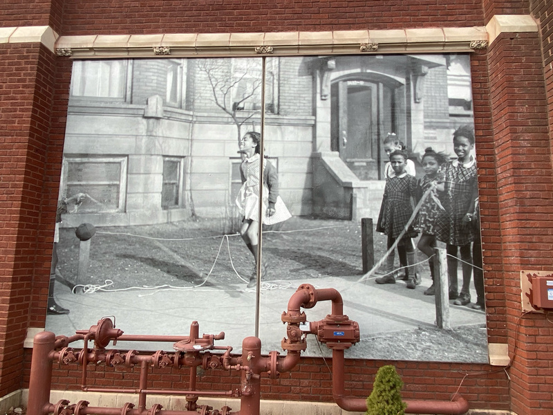 mural in Chicago by artist unknown.