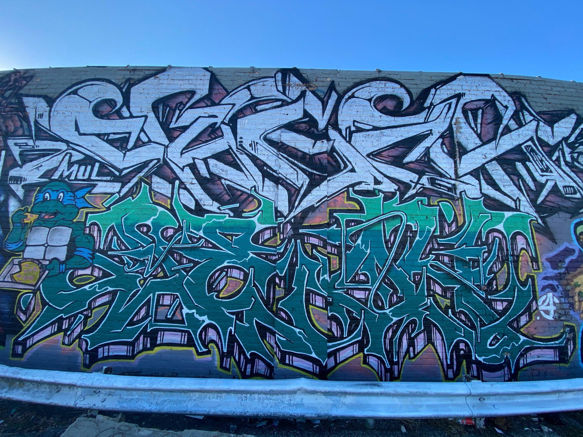 mural in Chicago by artist unknown.