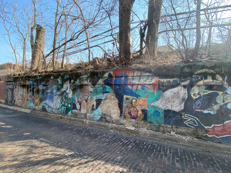 mural in Chicago by artist unknown.