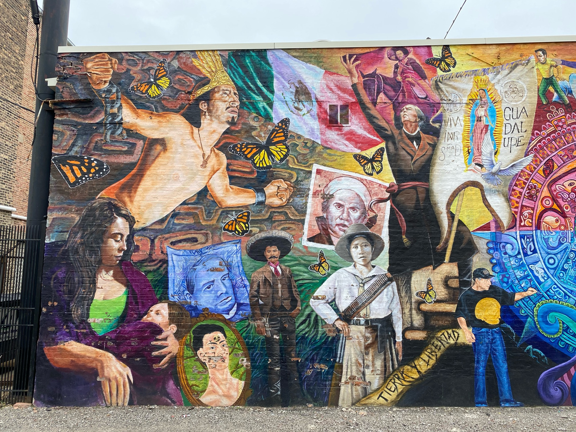 mural in Chicago by artist unknown.