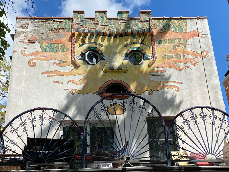 mural in Chicago by artist unknown.