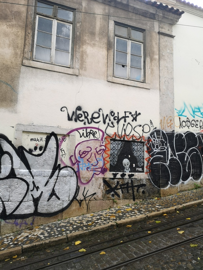 mural in Lisboa by artist unknown.