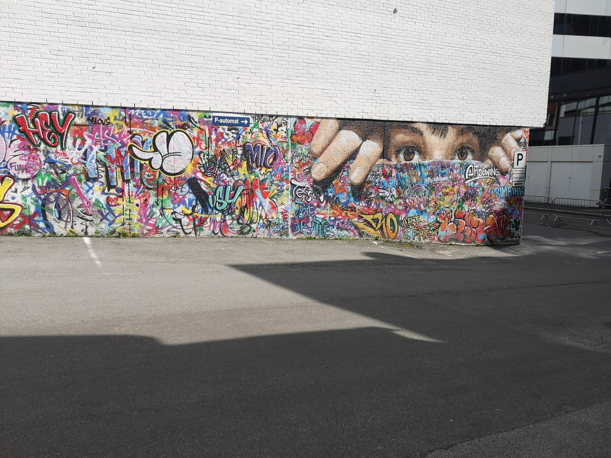 mural in  by artist unknown.