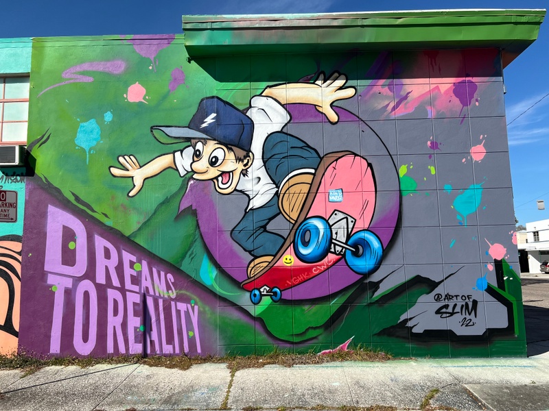 mural in St. Petersburg by artist unknown.