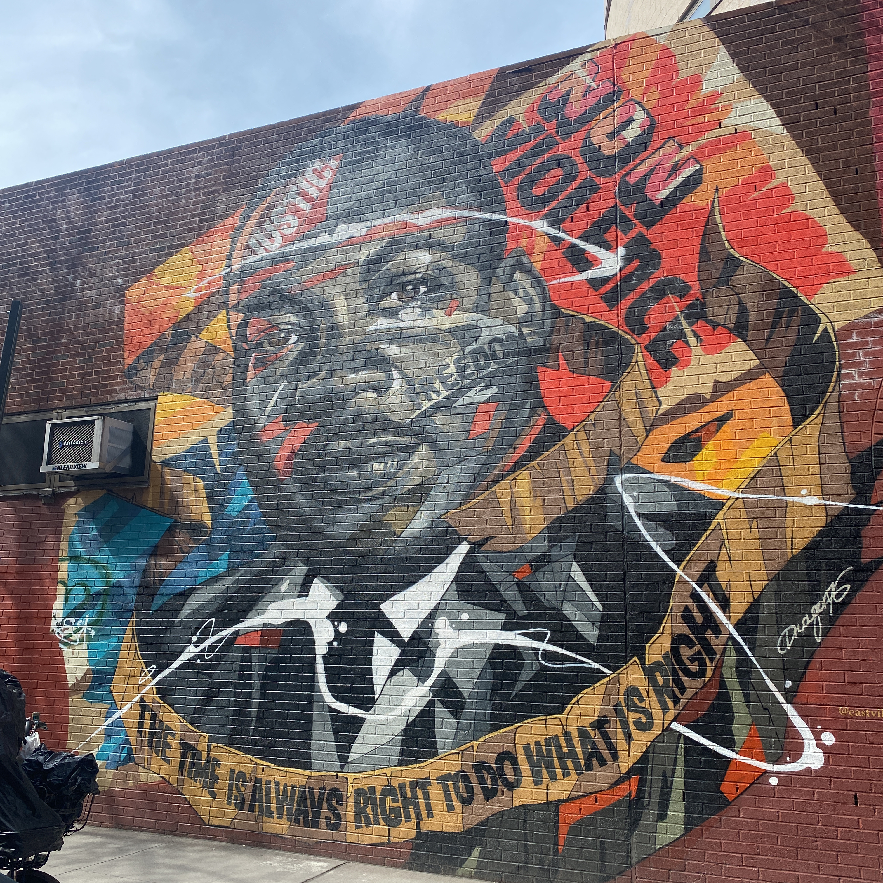 mural in New York by artist Dragon76.