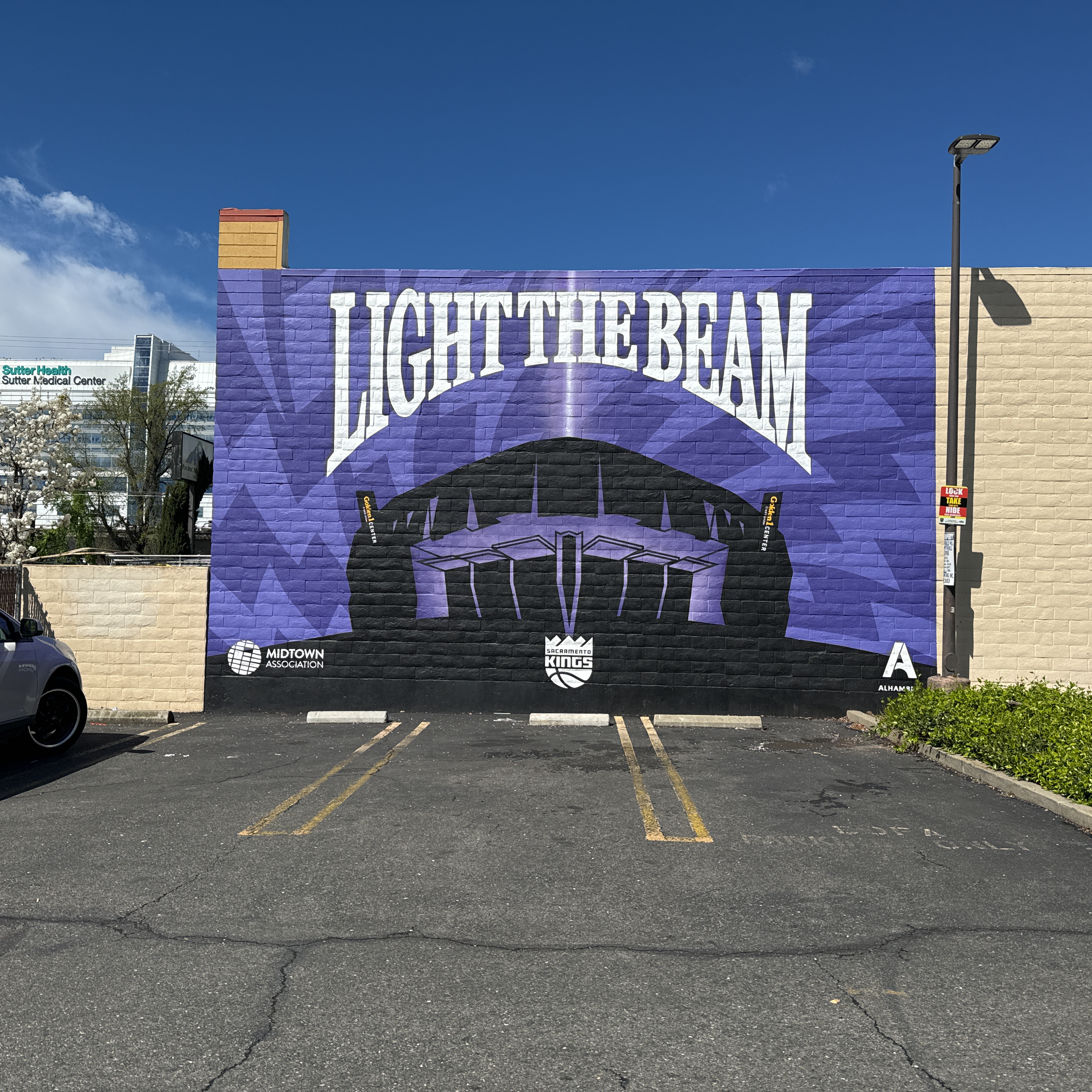 mural in Sacramento by artist unknown. Tagged: NBA