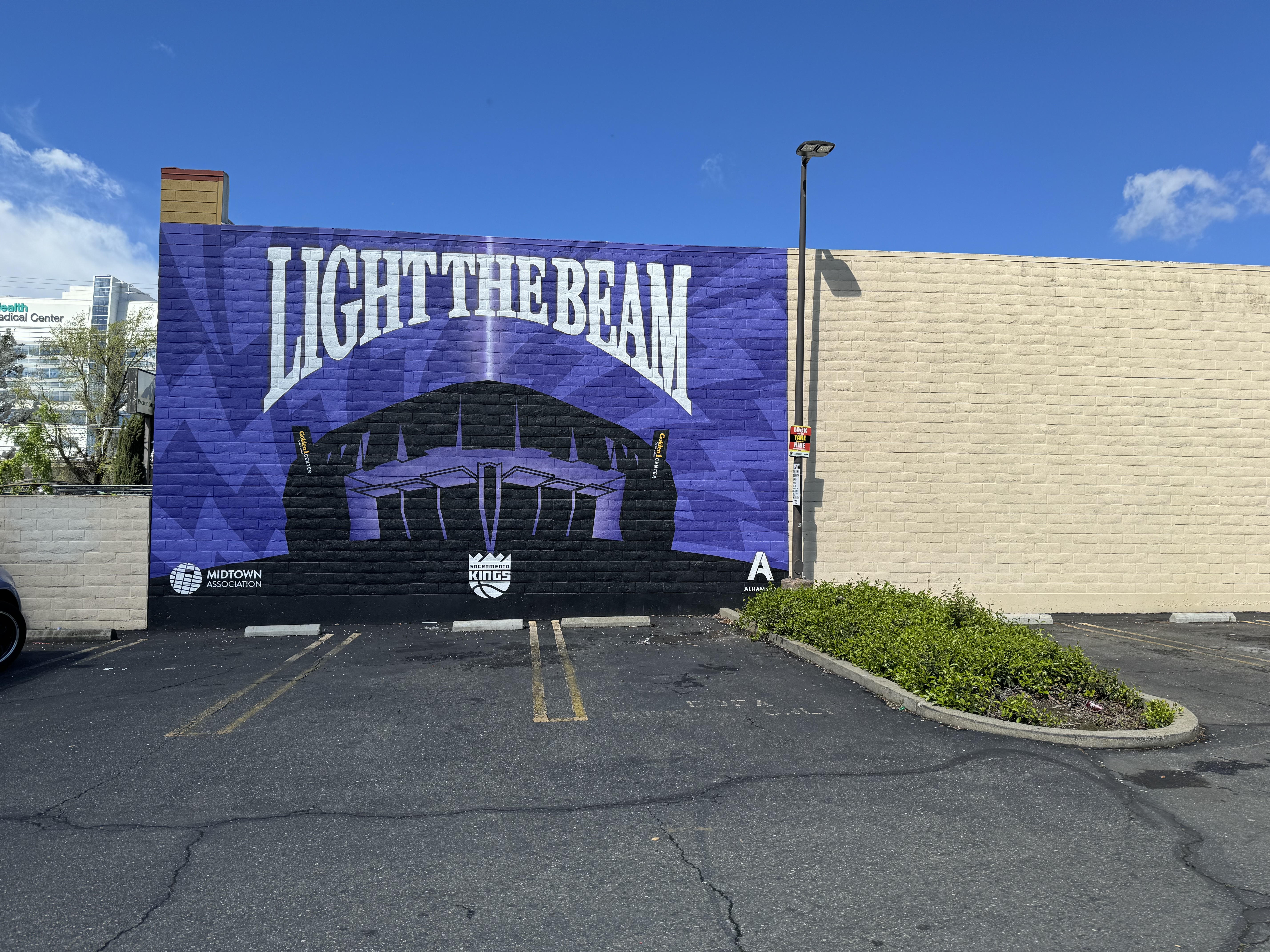 mural in Sacramento by artist unknown. Tagged: NBA