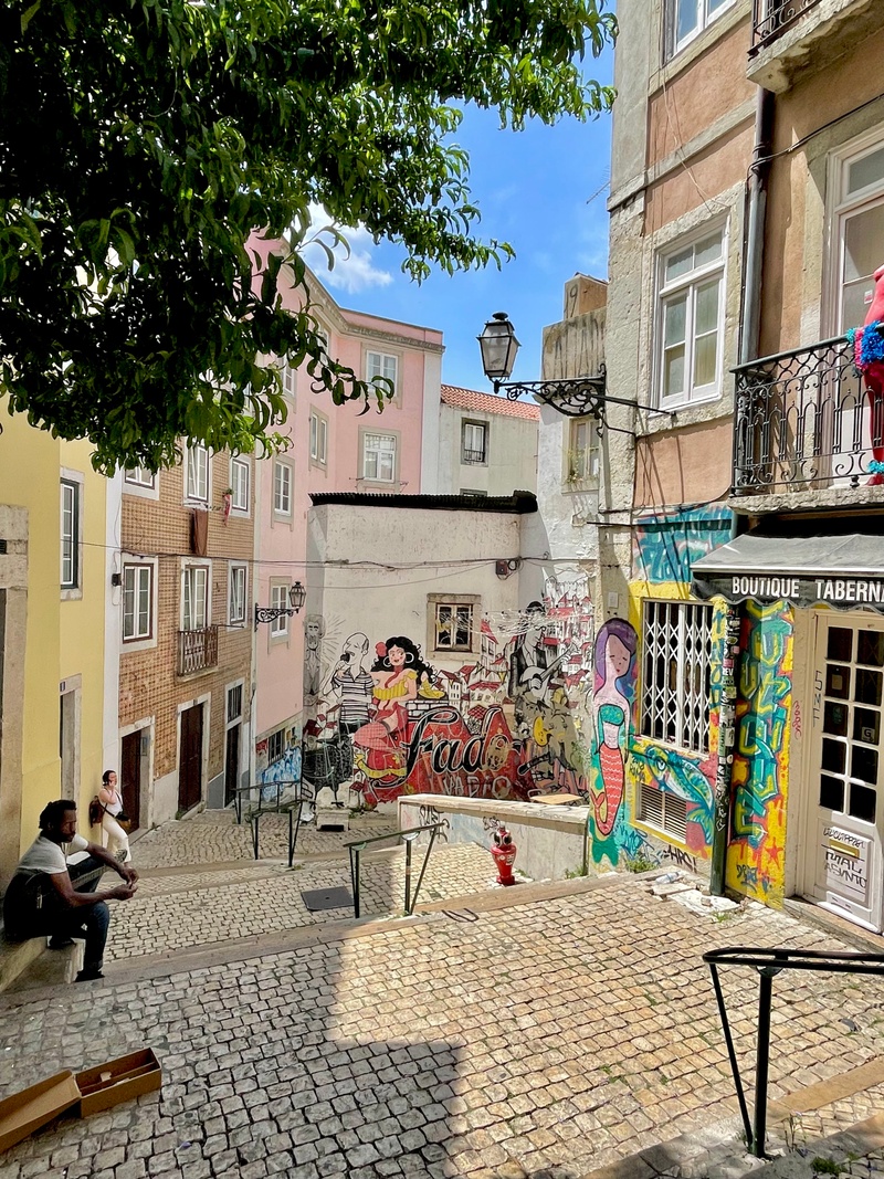 mural in Lisboa by artist unknown.
