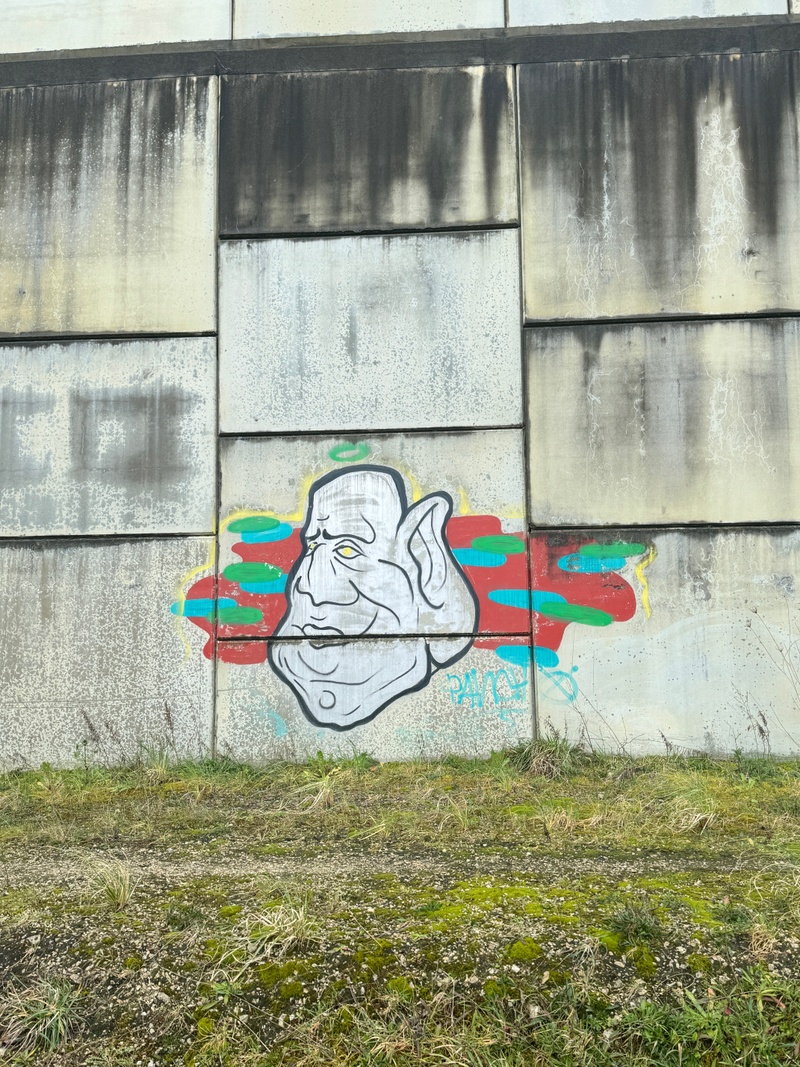 mural in Bustio by artist unknown.