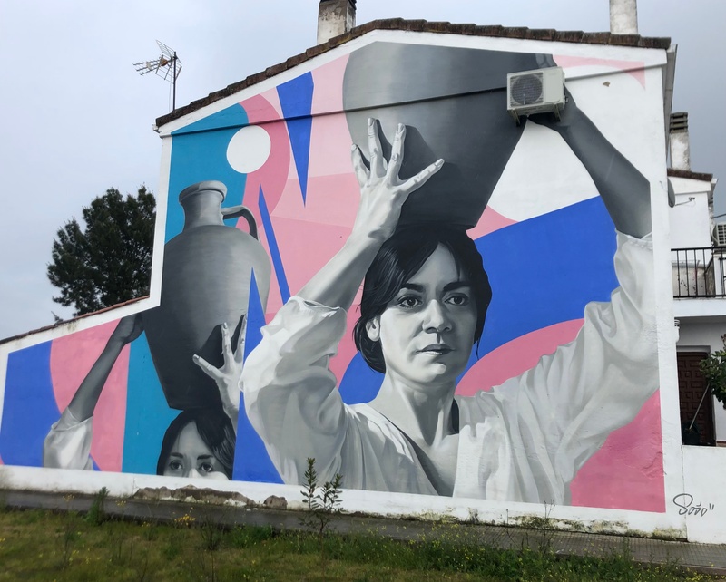 mural in Zarza la Mayor by artist Sojo.