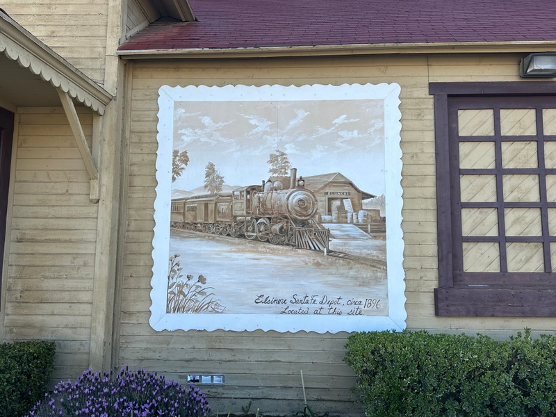 mural in Lake Elsinore by artist unknown.