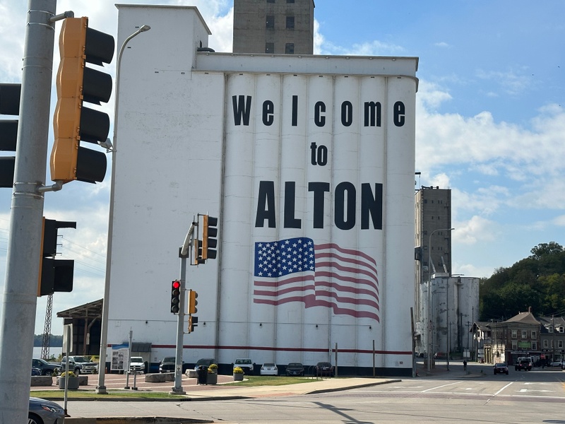 mural in Alton by artist unknown.