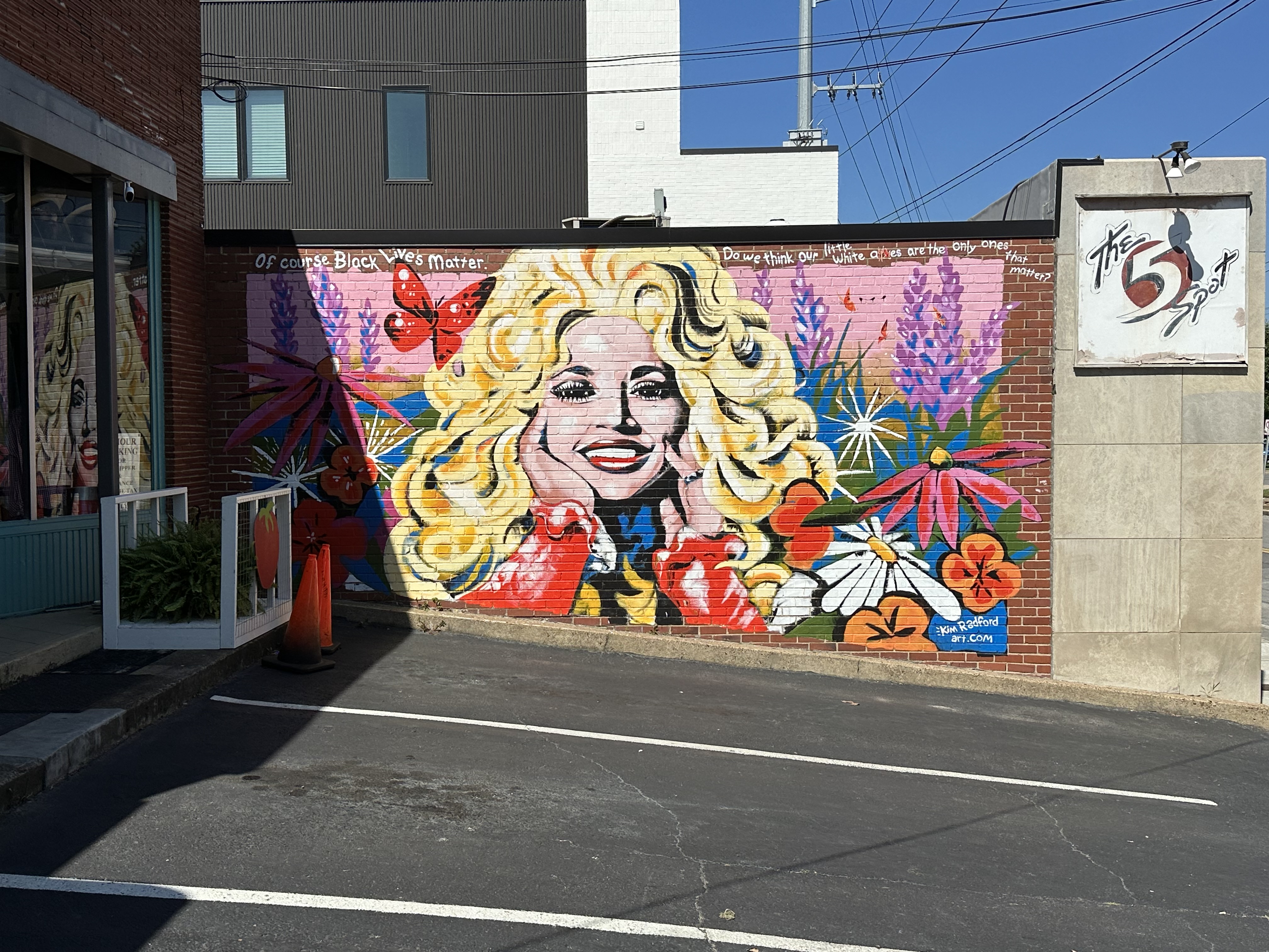 mural in Nashville by artist Kim Radford. Tagged: Dolly Parton