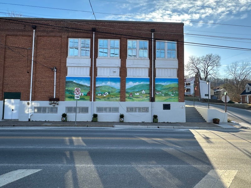 mural in Lovingston by artist unknown.