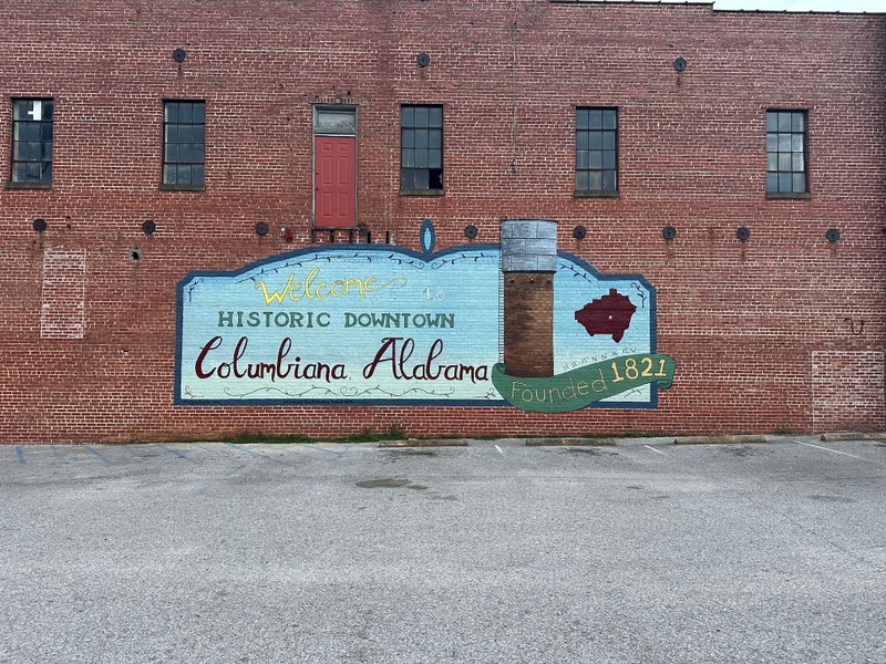 mural in Columbiana by artist unknown.