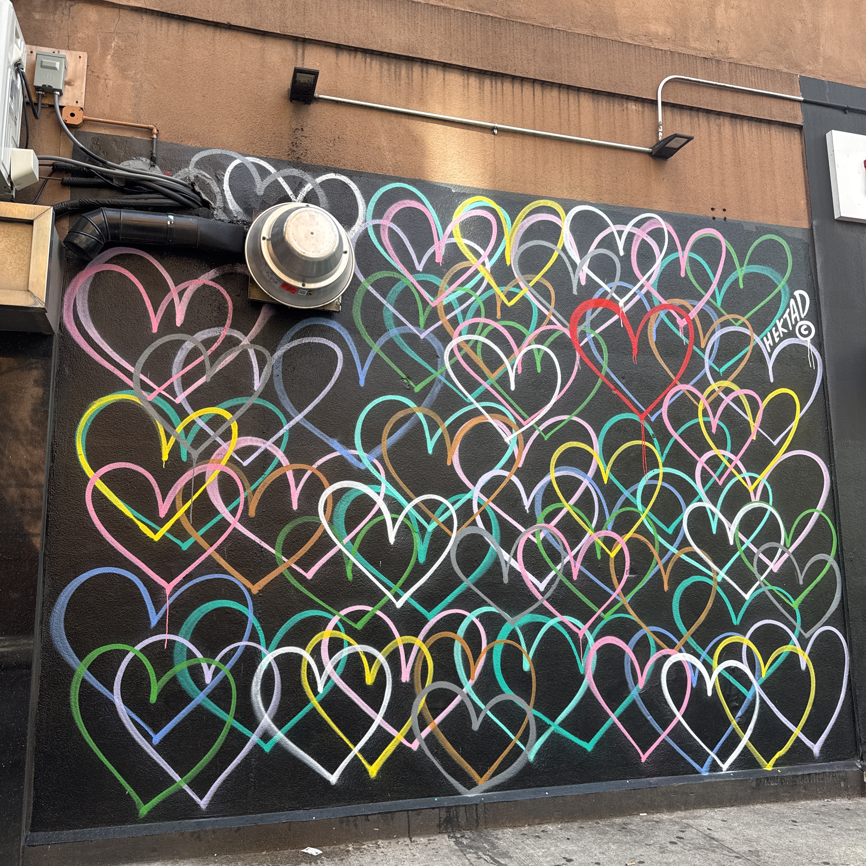 mural in New York by artist Hektad.