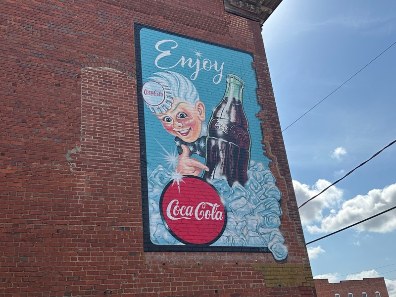 mural in Thomson by artist unknown.