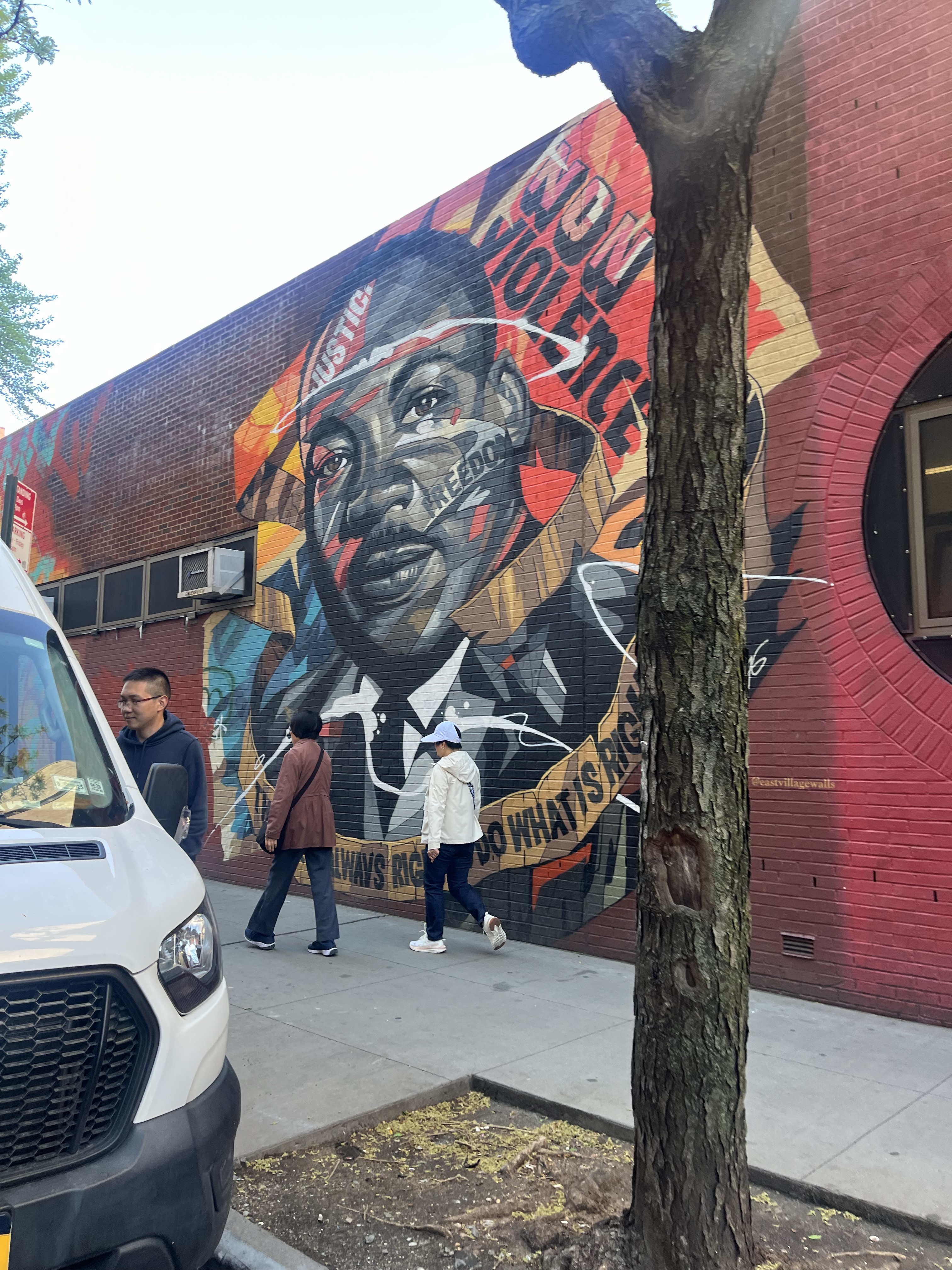 mural in New York by artist Dragon76.