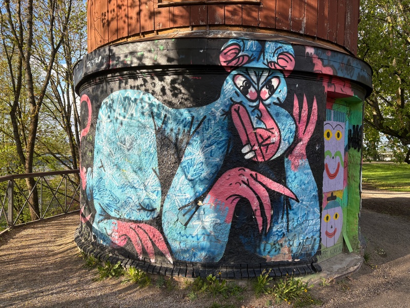 mural in Tartu by artist unknown.