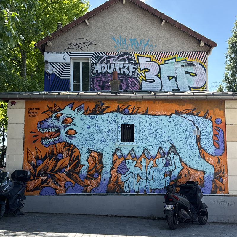 mural in Paris by artist Kelly Miti.