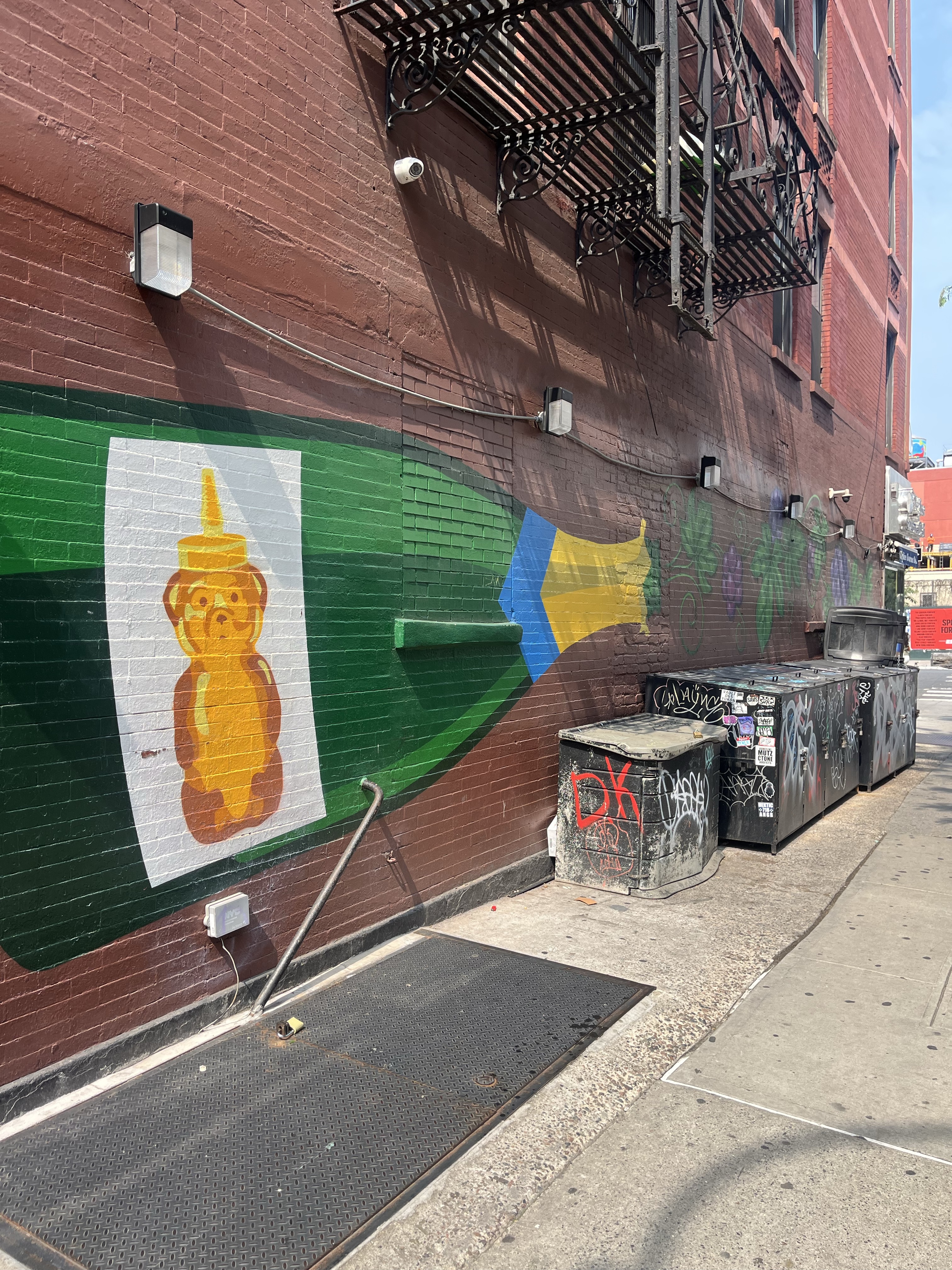 mural in New York by artist fnnch.
