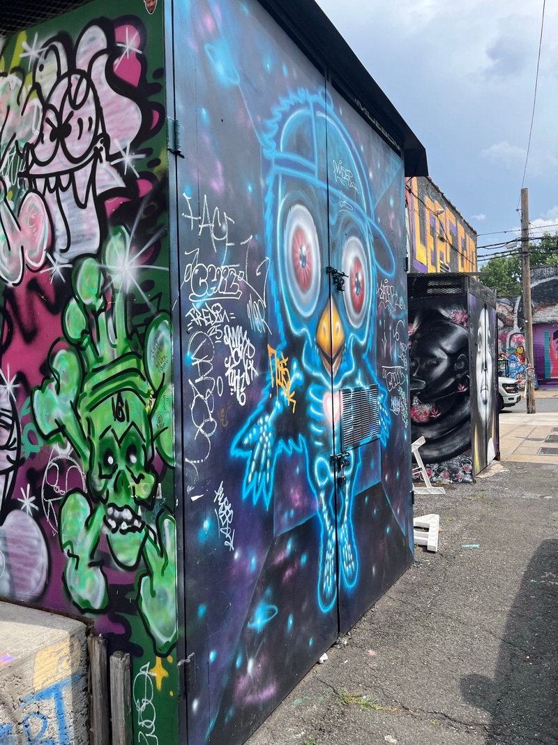 mural in Brooklyn by artist Mue Bon.