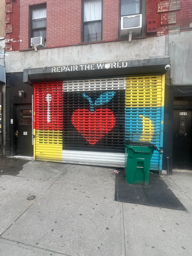 mural in Brooklyn by artist Hillel Smith.