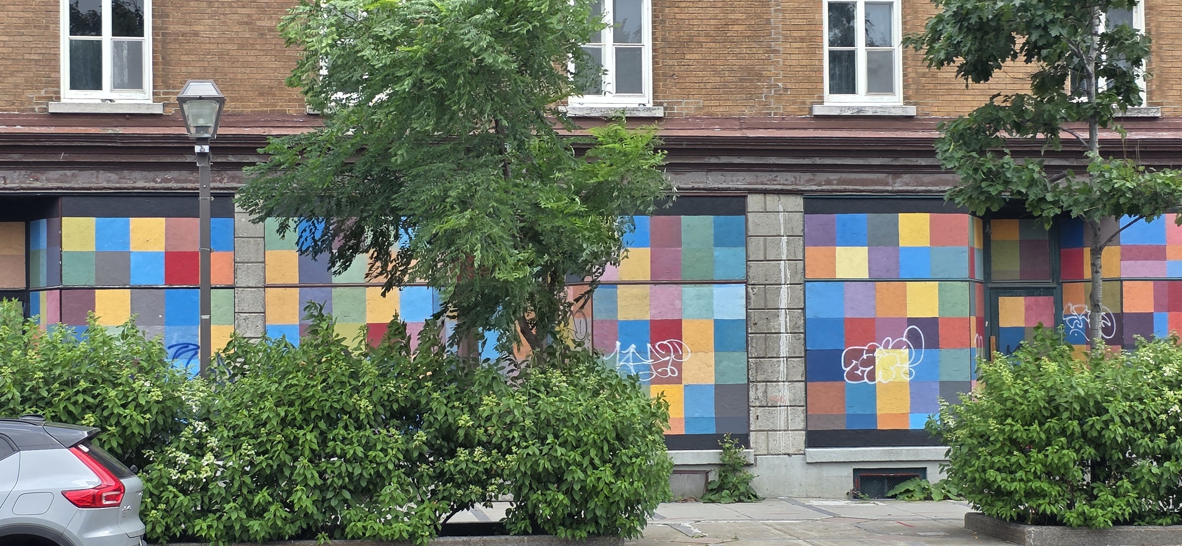 mural in Québec by artist unknown.