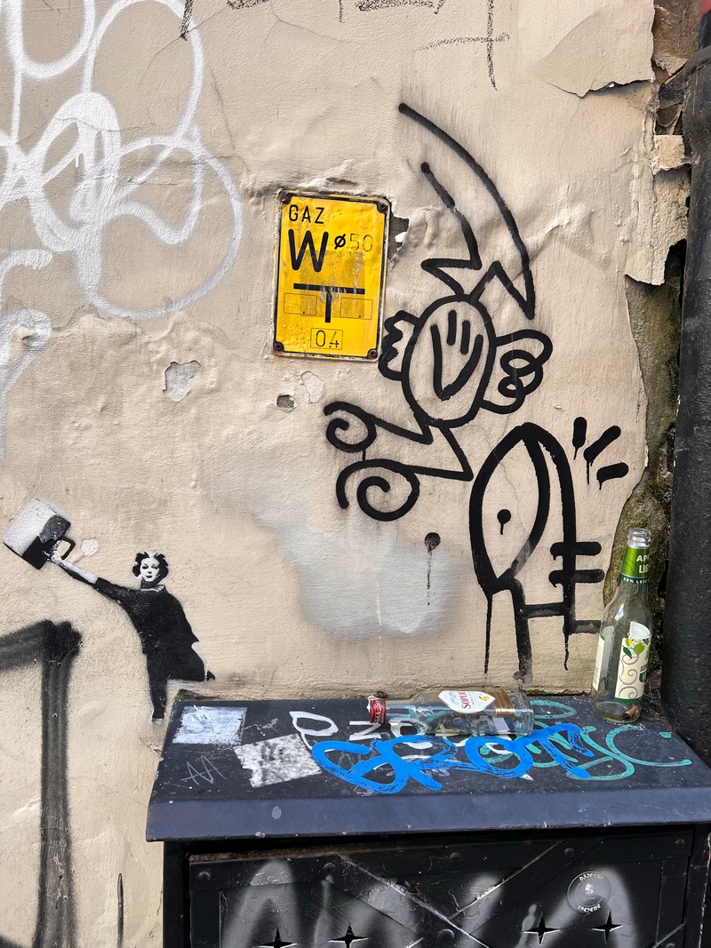 mural in Toru艅 by artist unknown.