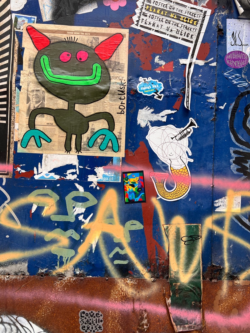 mural in Warszawa by artist unknown.