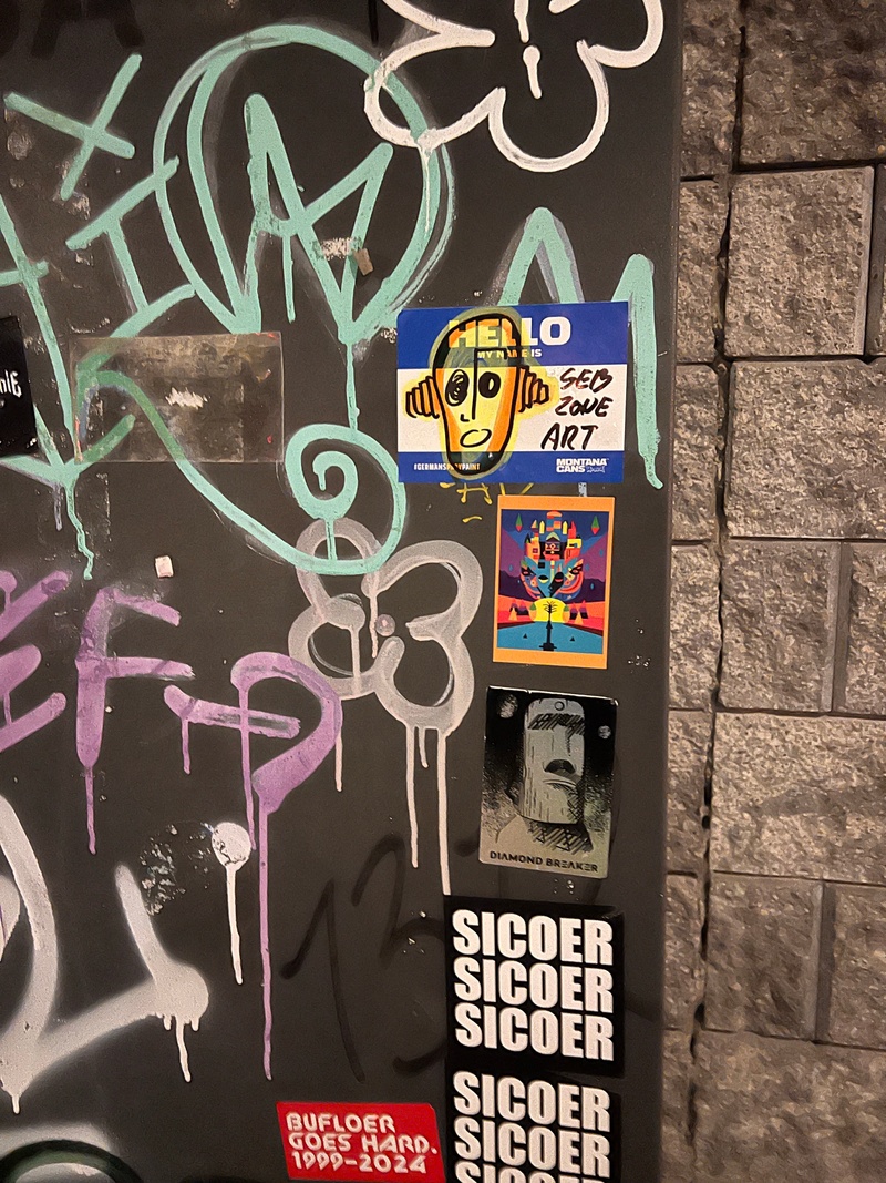 mural in Warszawa by artist unknown.