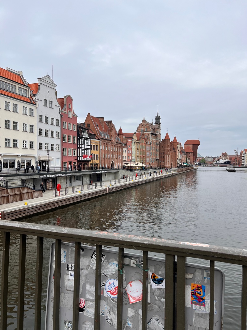 mural in Gda艅sk by artist unknown.